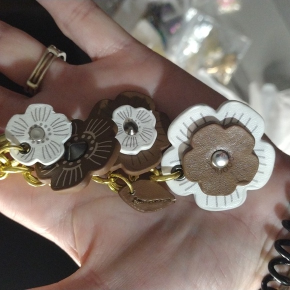 Flower dangle - Picture 1 of 1